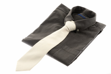 Camicia uomo con cravatta isolati su sfondo bianco