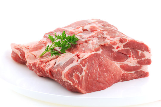 morceau d'&eacute;chine de porc cru sur fond blanc