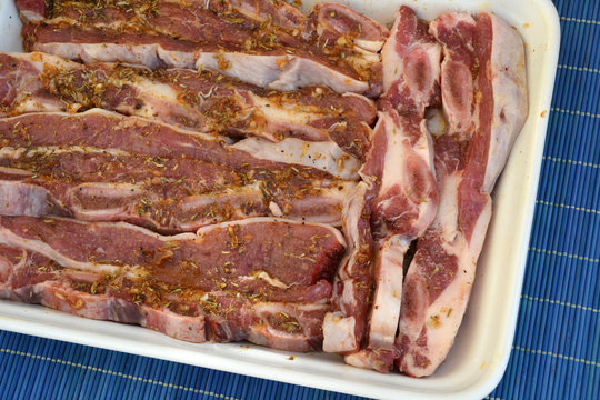 Carne adobada en una bandeja para el horno