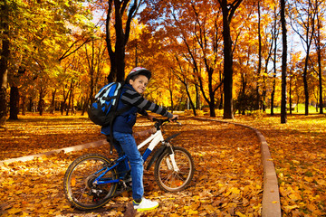 Fototapeta na wymiar To school on bicycle