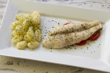 Fischfilet auf Tomatenbett mit Gnocchi