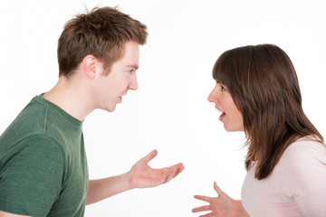 Junges Paar streitet sich