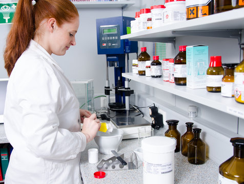 apothekerin beim creme anmischen