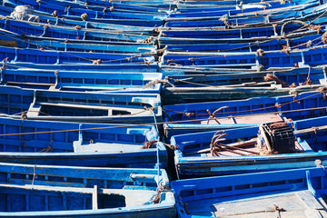 blaue Boote im Hafen von Essaouira, Marokko