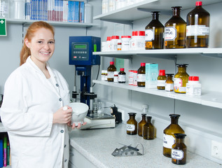 junge apothekerin mischt im labor