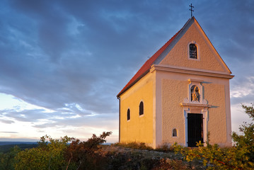 Fototapeta premium Alte Kapelle auf einem Hügel bei St. Margarethen