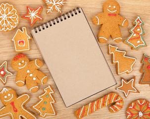 Blank notepad with christmas gingerbread cookies