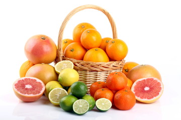 Agrumi misti in cesto di vimini