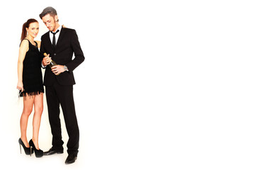 junges Paar feiert Silvester