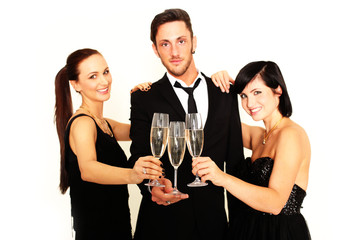 Freunde stoßen mit Champagner an
