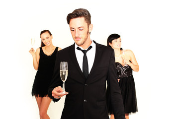 Freunde feiern Silvester