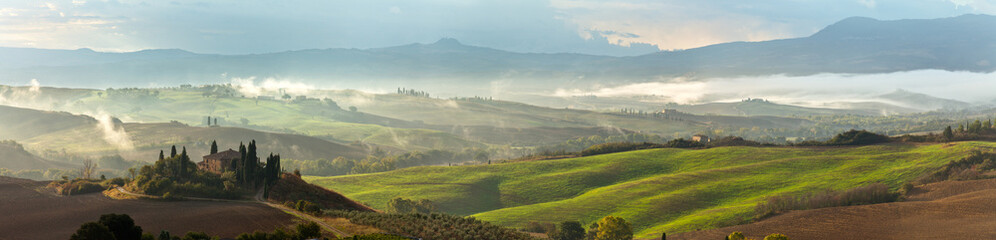 Val d& 39 Orcia un matin brumeux. Toscane. Italie. Panorama