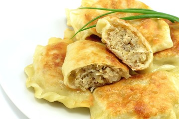 podsmażane pierogi z mięsem i kapustą