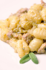 gnocchi con salsiccia e salvia