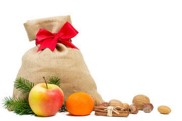 Weihnachtssack mit Nüssen und Obst