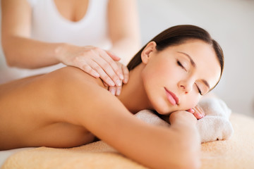 Obraz na płótnie Canvas beautiful woman in spa having massage