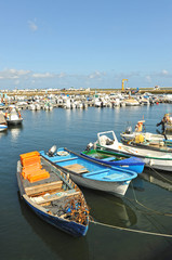 Fototapeta na wymiar Łodzie w porcie rybackim Olhao, Portugalia