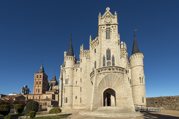 Fototapeta na wymiar Vieof eoiscopal palace and cathedral of Astorga, Leon, Castil