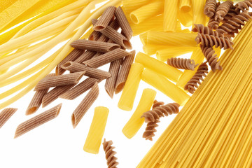 Formati di pasta cruda isolati su sfondo bianco