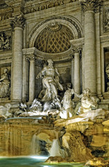 Fototapeta na wymiar Oświetlenie w nocy z Fontanna di Trevi w Rzymie,