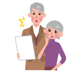 書類をみるシニアの夫婦