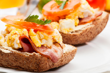 Sandwich with scrambled eggs and bacon