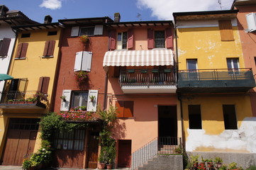 Maisons hautes en couleur à Spilamberto