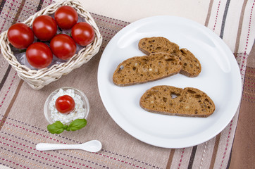 Arrangement Brot und Frischkäse 2