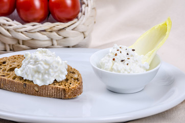 Arrangement Brot und Frischkäse 7