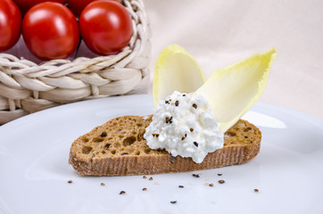 Arrangement Brot und Frischkäse 10