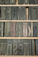 Setzkasten mit Holzbuchstaben in der Druckwerkstatt