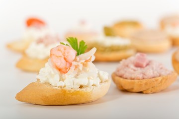 crostino con fiocchi di latte e gamberetti