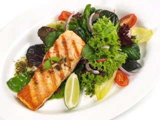 Lachsfilet auf Salat