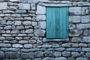 mur de pierre-petit volet