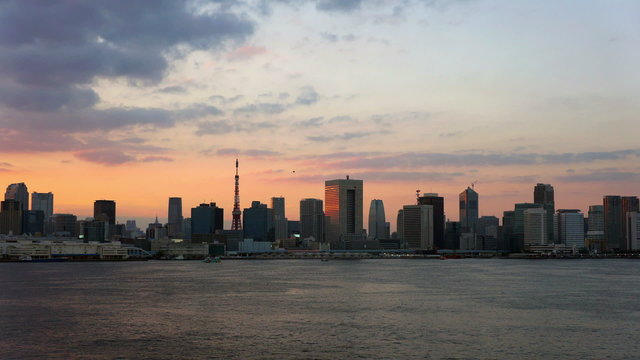 きれいな夕焼けの東京湾と港区高層ビル群と東京タワー　インターバル撮影
