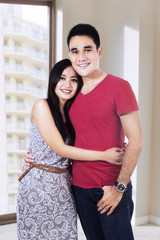 Naklejka premium Happy couple with new apartment
