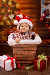 Fototapeta na wymiar adorable enfant souriant dans une cheminée