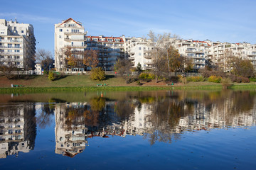 Fototapeta na wymiar Apartment Houses by the Lake in Warsaw