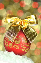 dekoracja bożonarodzeniowa, kolorowa bombka ze złotą kokardą