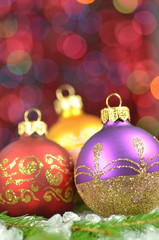 dekoracja bożonarodzeniowa, kolorowe bombki na tle bokeh
