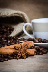 sternanis mit zimtstange und kaffeebohnen
