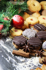 Obraz na płótnie Canvas Mix of Christmas cookies with cinnamon on the table