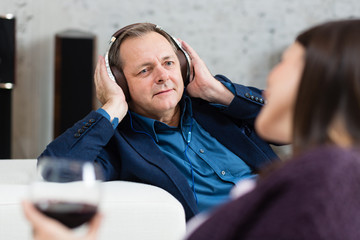 Mann und Frau hören Musik