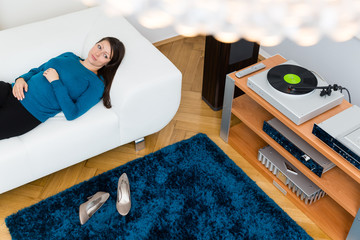 Frau hört Musik