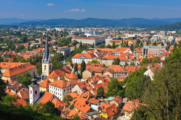 Fototapeta na wymiar Widok starego centrum Lublany od wzgórza zamkowego