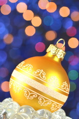 dekoracja bożonarodzeniowa, kolorowa bombka na tle bokeh © Darios