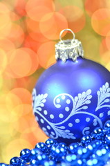 ozdoba bożonarodzeniowa, niebieska bombka na tle bokeh