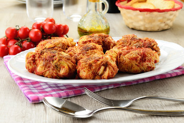 Involtini di verza ripieni di carne al pomodoro