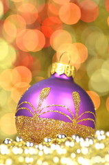 dekoracja bożonarodzeniowa, kolorowa bombka na tle bokeh
