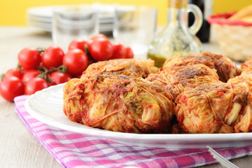 Involtini di verza ripieni di carne al pomodoro